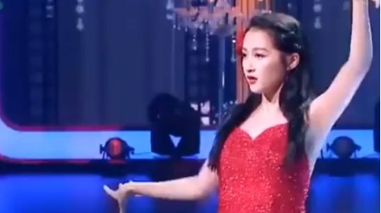 关晓彤穿超短裙性感辣舞，美得让人挪不开眼睛，网友：真羡慕鹿晗