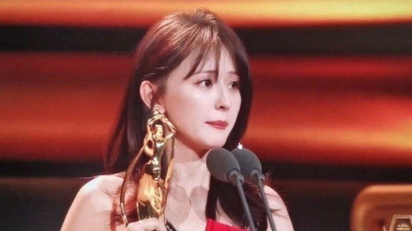 热依扎获飞天奖优秀女演员，凭借《山海情》哭戏成功出圈