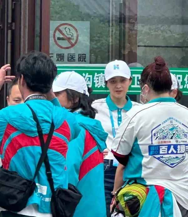 梅婷朱亚文公益活动遭遇，梅婷真人颜值更胜剧中