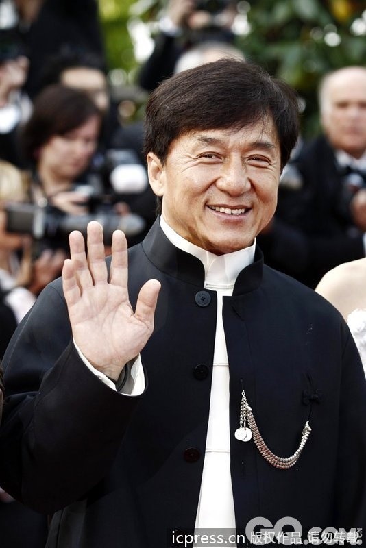 成龙大哥对华服的喜爱可见一斑，这一身真心毫无杀气，红毯对他来说不是秀场，显然他更想让作品说话。
