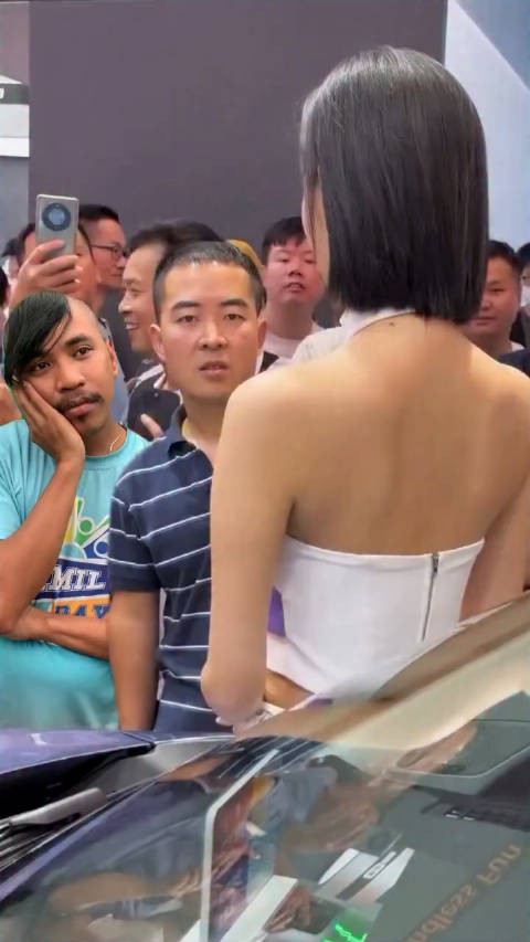这是我见过看车展最专注的男人,没有之一