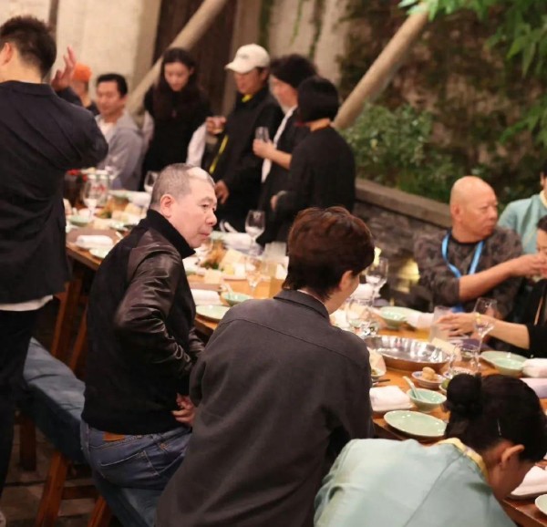 乌镇社交名场面！李冰冰提携周也，王传君刘昊然敬酒冯小刚