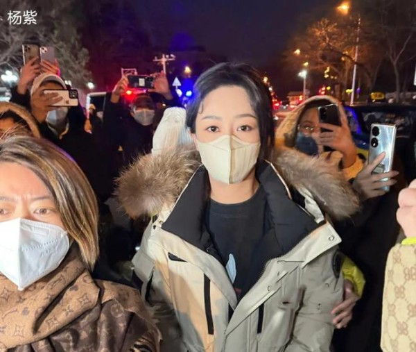 近50位明星参加春晚第二次联排：许嵩苏有朋缺席，赵文卓携妻现身