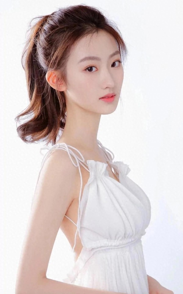 杨雨潼：新生代演员的璀璨星光