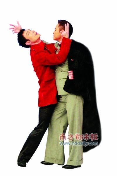 许志安与蔡一杰拥抱互摸，也很搞怪