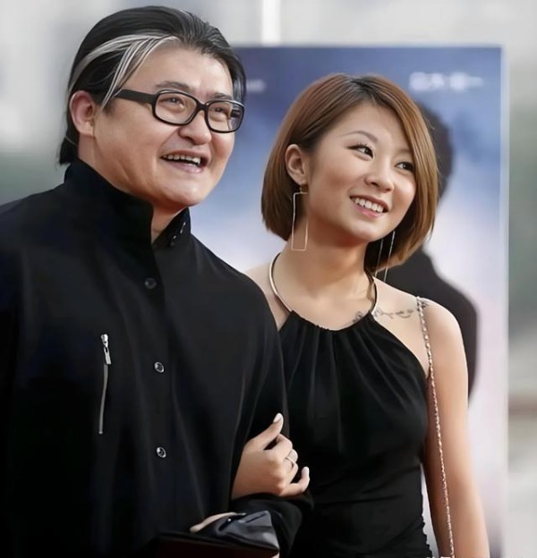 61岁刘欢最新近照曝光，走路被搀扶，身体状况跟之前判若两人