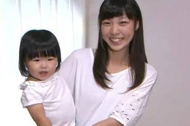 高中就当爸妈了？日本一对高中生夫妇让人目瞪口呆