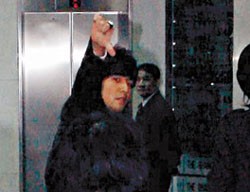 周杰伦先捉迷藏再反偷拍与狗仔队进行大战(图)