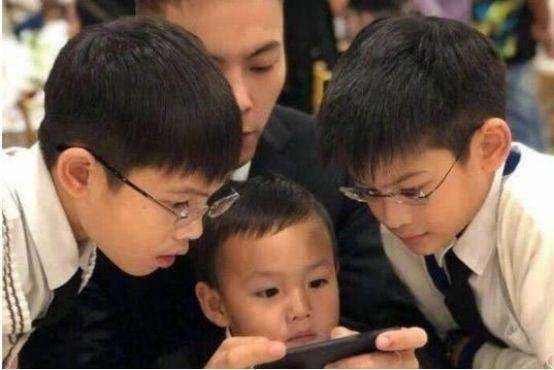 出席亲友婚礼明星谁最接地气？古力娜扎跳舞，葛优化身证婚人！