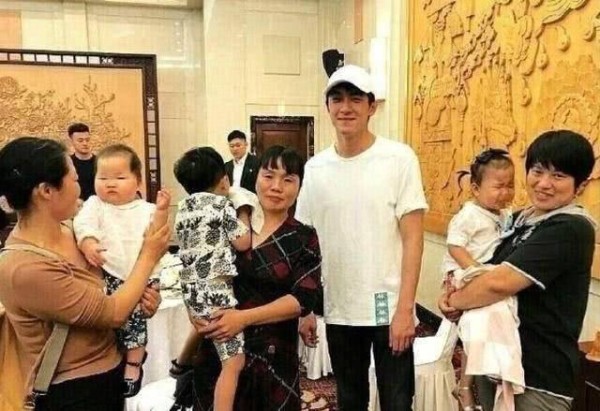 出席亲友婚礼明星谁最接地气？古力娜扎跳舞，葛优化身证婚人！