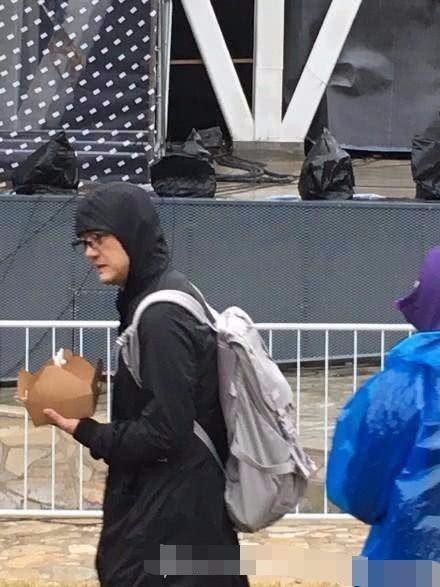 窦靖童的音乐我不懂 但她的人脉太牛 能让李亚鹏和周迅合体助阵