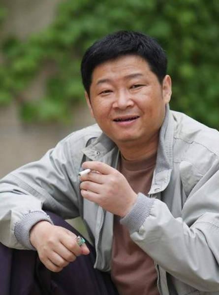 52岁的“三德子”赵亮养鸡：一年养殖13万只鸡，扶贫288户农民！