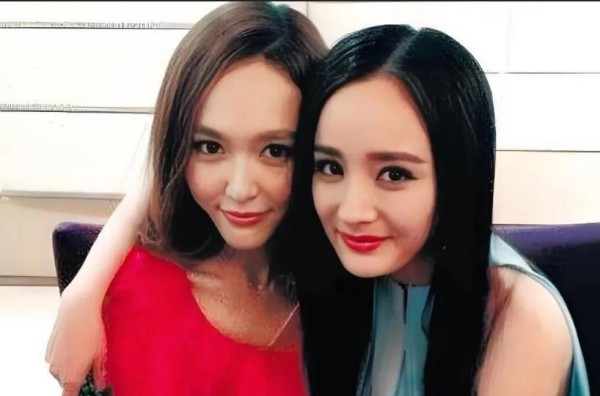 娱乐圈的“塑料姐妹花”：10对明星台前幕后大反转！
