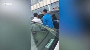 韩媒报道秦升泪别崔康熙一幕：球员哭的像个泪人 崔康熙笑着安慰