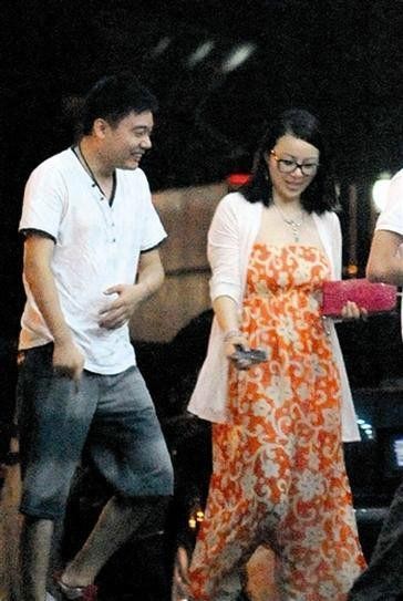 30岁丁俊晖全家近照，富二代妻子素颜白皙显富态，结婚多年不生子