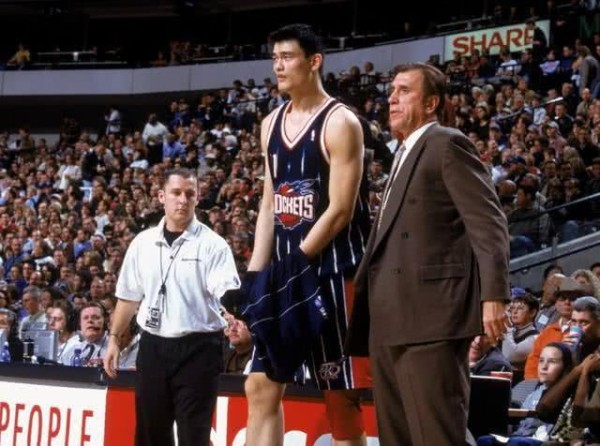 NBA巨星们的首秀都是怎么样的？科比惨淡，只有他一战就封神