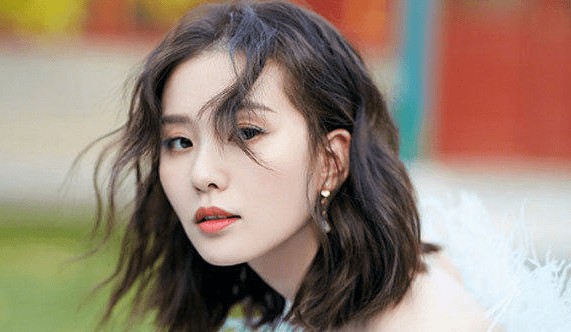 娱乐圈最干净的女明星，从不参加真人秀，嫁大她17岁的二婚丈夫