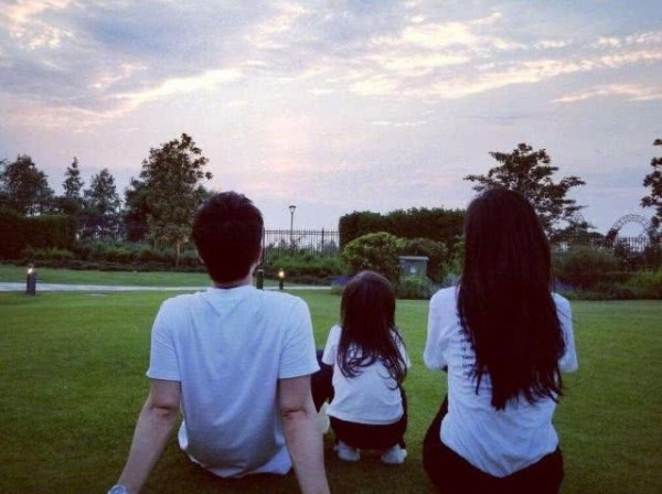 乃亮终于公布婚姻状况？带甜馨公园玩耍，网友：亮亮干得漂亮！