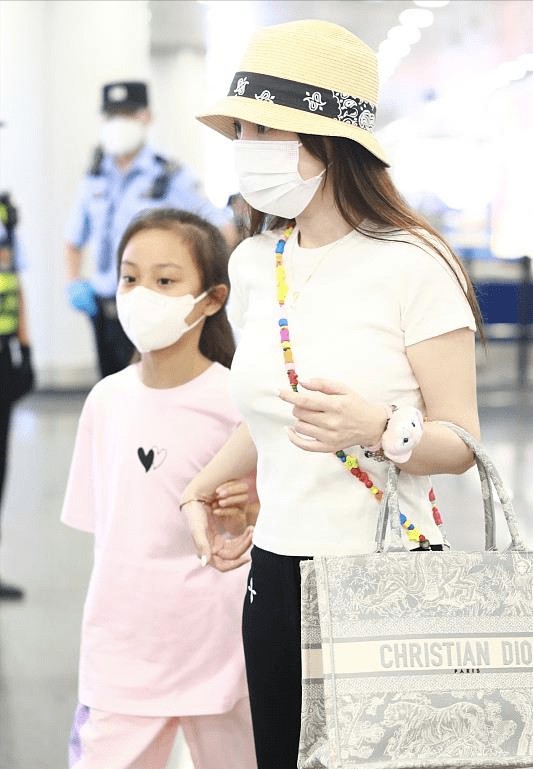 甜馨越长越像贾乃亮了！罕见随李小璐走机场，素颜英气十足
