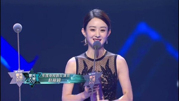 赵丽颖获得年度电视剧女演员荣誉 下台后马上赶回横店拍戏
