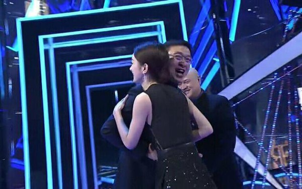 赵丽颖获得年度电视剧女演员荣誉 下台后马上赶回横店拍戏