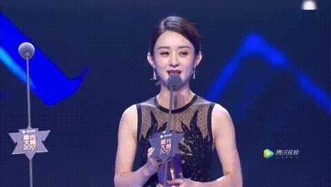 赵丽颖获得年度电视剧女演员荣誉 下台后马上赶回横店拍戏