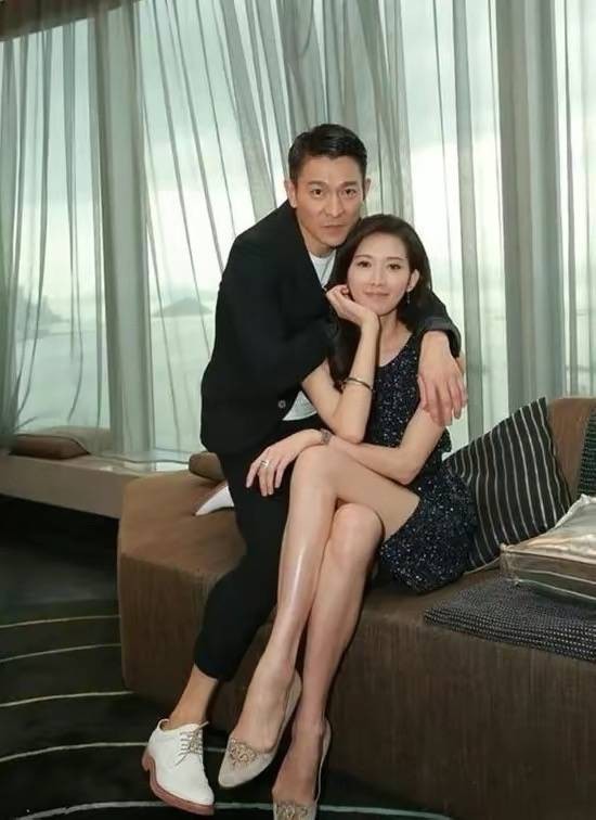 刘德华林志玲亲密合影，男的穿西装帅气稳重，女的穿开衩裙好撩人