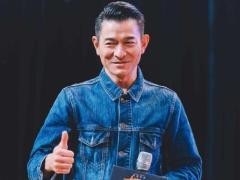 刘德华学年轻人把衣服绑腰上，搭卷边裤就很帅