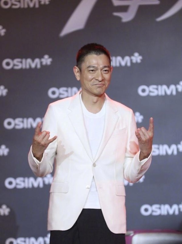 刘德华57岁又怎样？穿白西装混搭小白鞋依然帅气，不愧是男神！