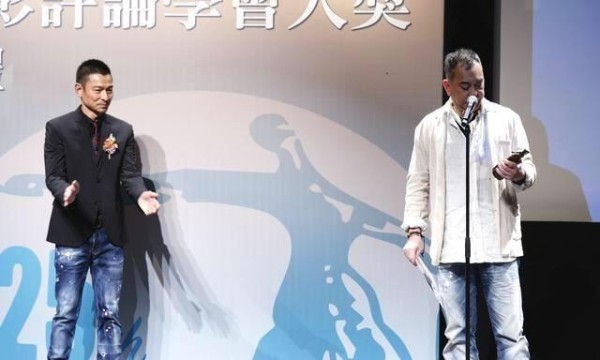 刘德华57岁又怎样？穿白西装混搭小白鞋依然帅气，不愧是男神！