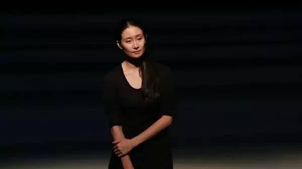 她曾是章子怡的舞蹈替身，后成国家一级演员，仅34岁闻名世界