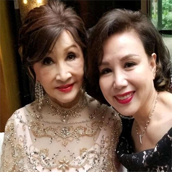 80岁美容大师郑明明近照妆容精致，是发明纹眉、纹眼线第一人