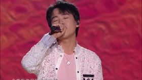 周深霓虹甜心直拍_周深《广州草莓音乐节》超燃回顾，硬把拼盘音乐会唱成个人<a target=