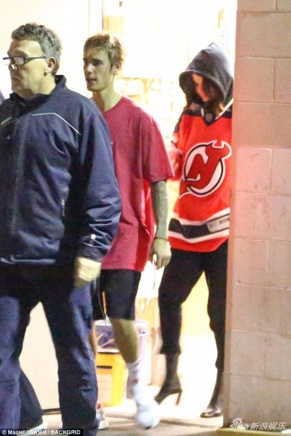 赛琳娜-戈麦斯，这位25岁的歌手兼演员与前男友贾斯汀-比伯（Justin Bieber）重聚，后者正在努力赢得她的芳心
