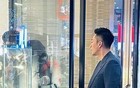 汪小菲再婚挨轰没爱！信义区「扑克脸陪买香奶奶」画面泄真相