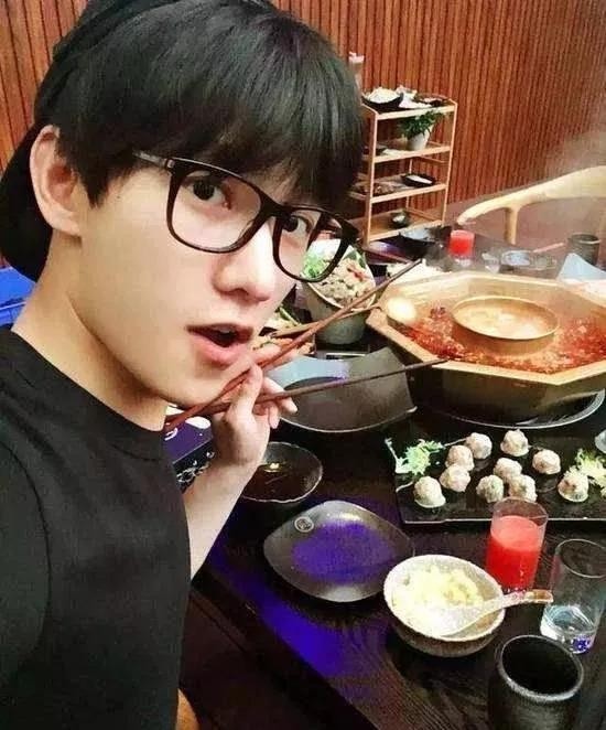 明星们夜宵都吃什么？胡歌特别有品位 ，林更新超级接地气！
