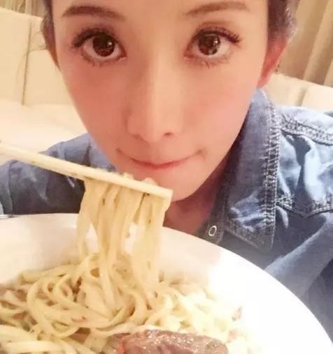 明星们夜宵都吃什么？胡歌特别有品位 ，林更新超级接地气！