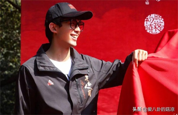 恭喜<a style='color:#f10404;' href='https://www.mingxing.cc/tags-12879.html ' target='_blank'>吴磊</a>新片！金牌制作团队打造<strong></p> <p><a style='color:#f10404;' href='https://www.mingxing.cc/tags-12879.html ' target='_blank'>吴磊</a></strong>，首发阵容不断惊喜