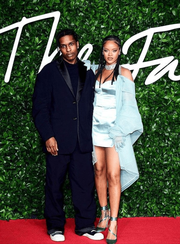 Rihanna官宣怀三胎 与男友五年生俩娃