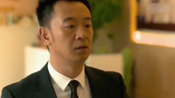 黄海波近况窘迫，妻子打两份工养家，只能靠父亲养老金度日