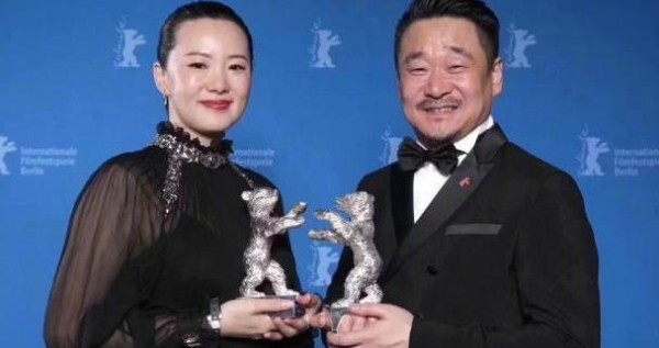 王景春获柏林电影节影帝，黄晓明送祝福话语惹争议被疑蹭热度