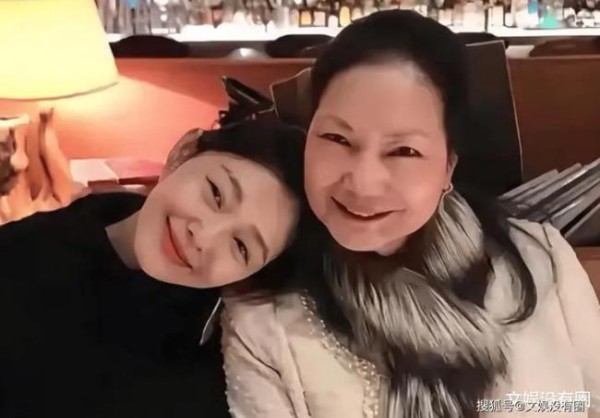 汪小菲大婚当天S妈发6条帖子 豪门恩怨引关注