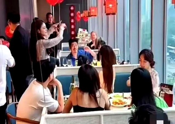 汪小菲与小梅婚宴前夕宴请宾客，现场喜气洋洋