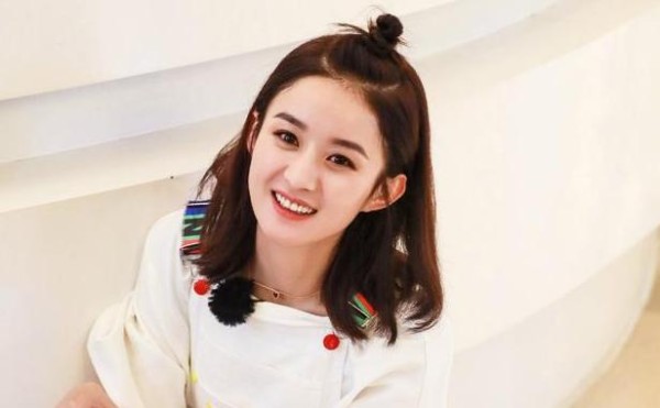 路人抓拍下的赵丽颖，差距不只一点点，网友：暴露了真实颜值