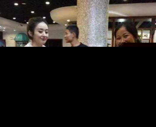 路人抓拍下的赵丽颖，差距不只一点点，网友：暴露了真实颜值