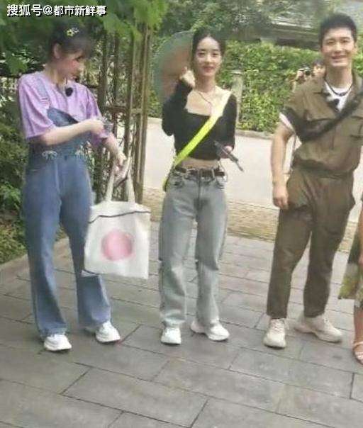 赵丽颖录节目遇抱娃宝妈：谁注意她下意识的举动？新手妈妈的通病！