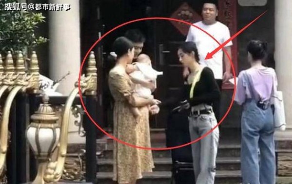 赵丽颖录节目遇抱娃宝妈：谁注意她下意识的举动？新手妈妈的通病！