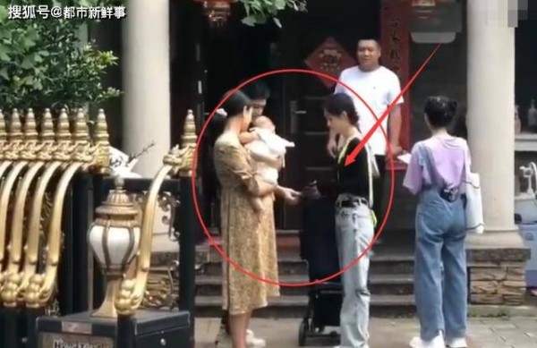 赵丽颖录节目遇抱娃宝妈：谁注意她下意识的举动？新手妈妈的通病！