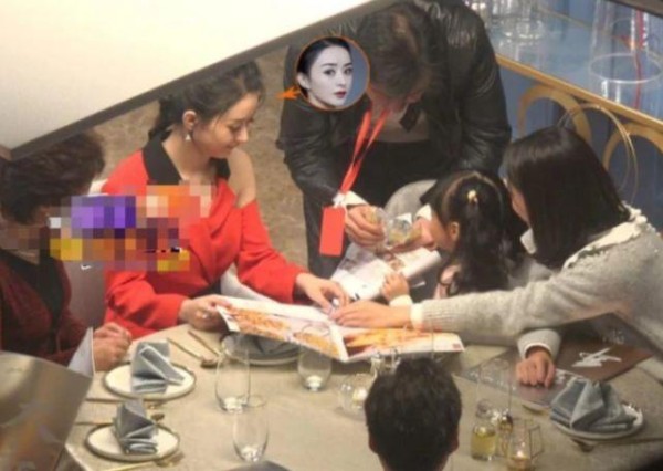 赵丽颖哄娃画面曝光，初为人母经验少，使尽浑身解数逗孩子很有爱