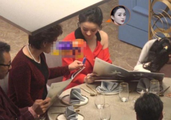 赵丽颖哄娃画面曝光，初为人母经验少，使尽浑身解数逗孩子很有爱